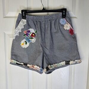 Upcycled womens shorts Vintage lace doilies hankie embroidered boho quilt ‎ M